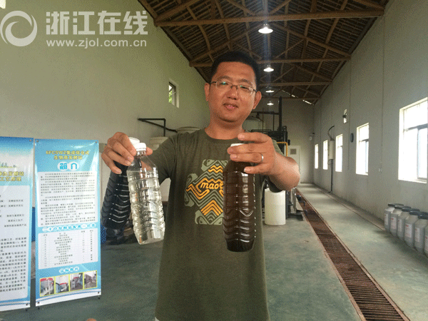 秦唐勇左手拿著沼氣原液,右手拿著處理后的中水和液體有機(jī)肥.gif 秦唐勇左手拿著沼氣原液,右手拿著處理后的中水和液體有機(jī)肥.gif
